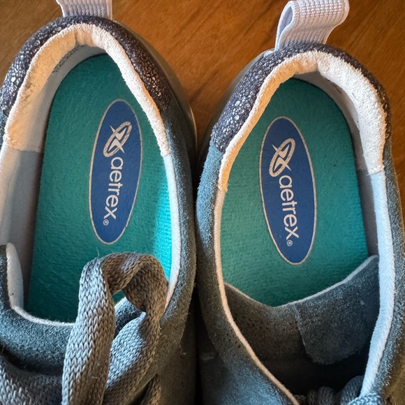 Munro Woman’s Blue Suede Lace Up Sneakers size 9W Flaw on Heel - Picture 8 of 10